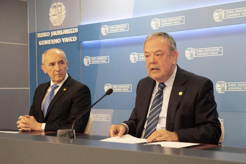 Josu Erkoreka y Pedro Azpiazu tras el Consejo de Gobierno. 