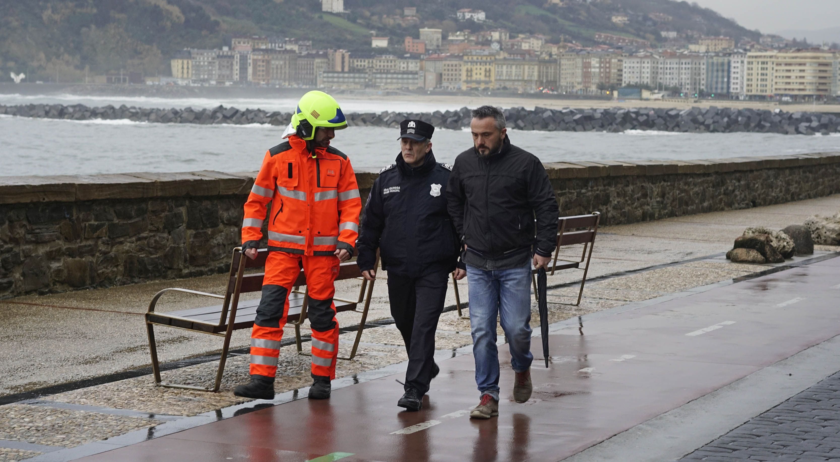 El viento y el oleaje no han pasado desapercibidos por San Sebastián y han causado daños en el Paseo Nuevo de la capital guipuzcoana.