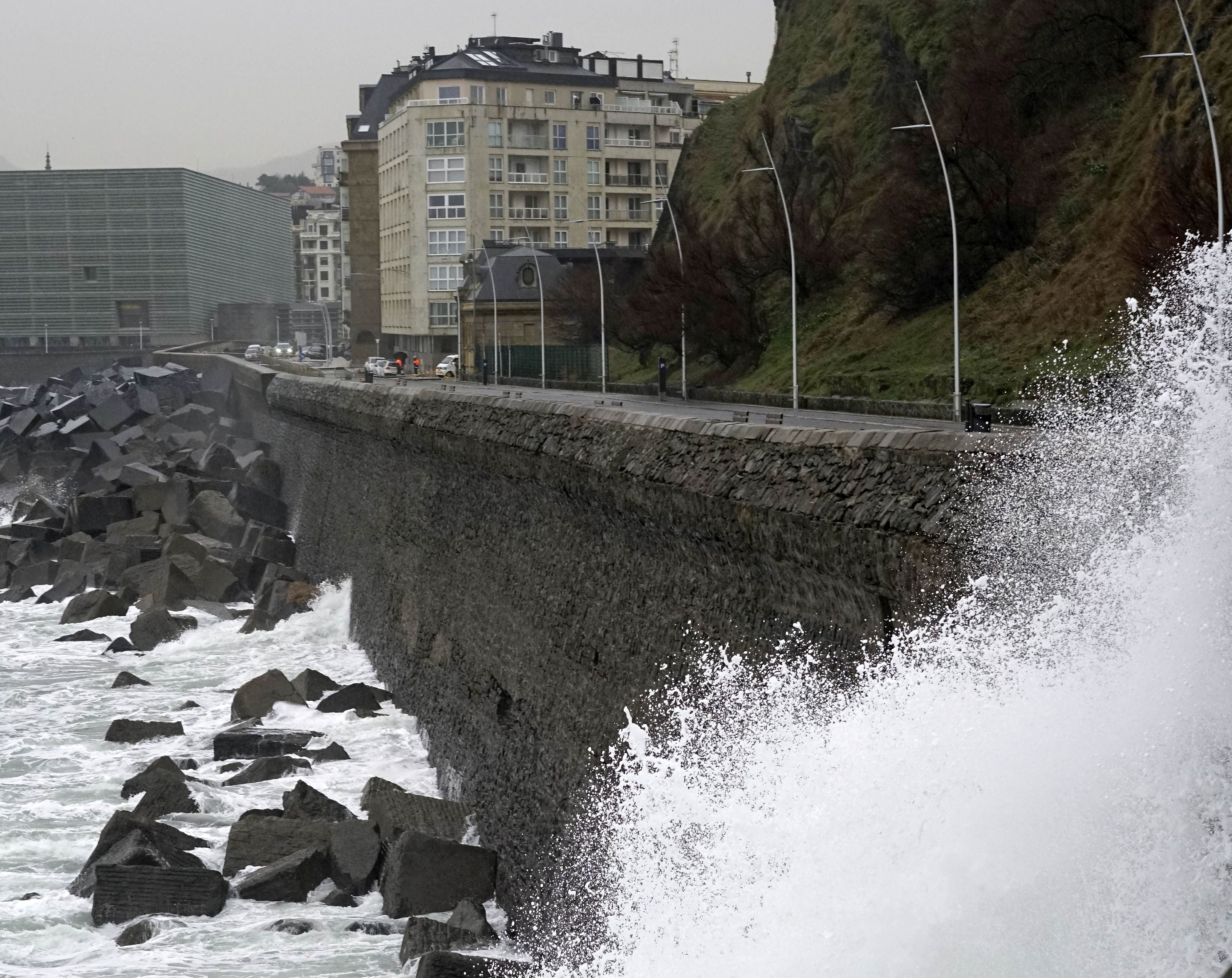 El viento y el oleaje no han pasado desapercibidos por San Sebastián y han causado daños en el Paseo Nuevo de la capital guipuzcoana.
