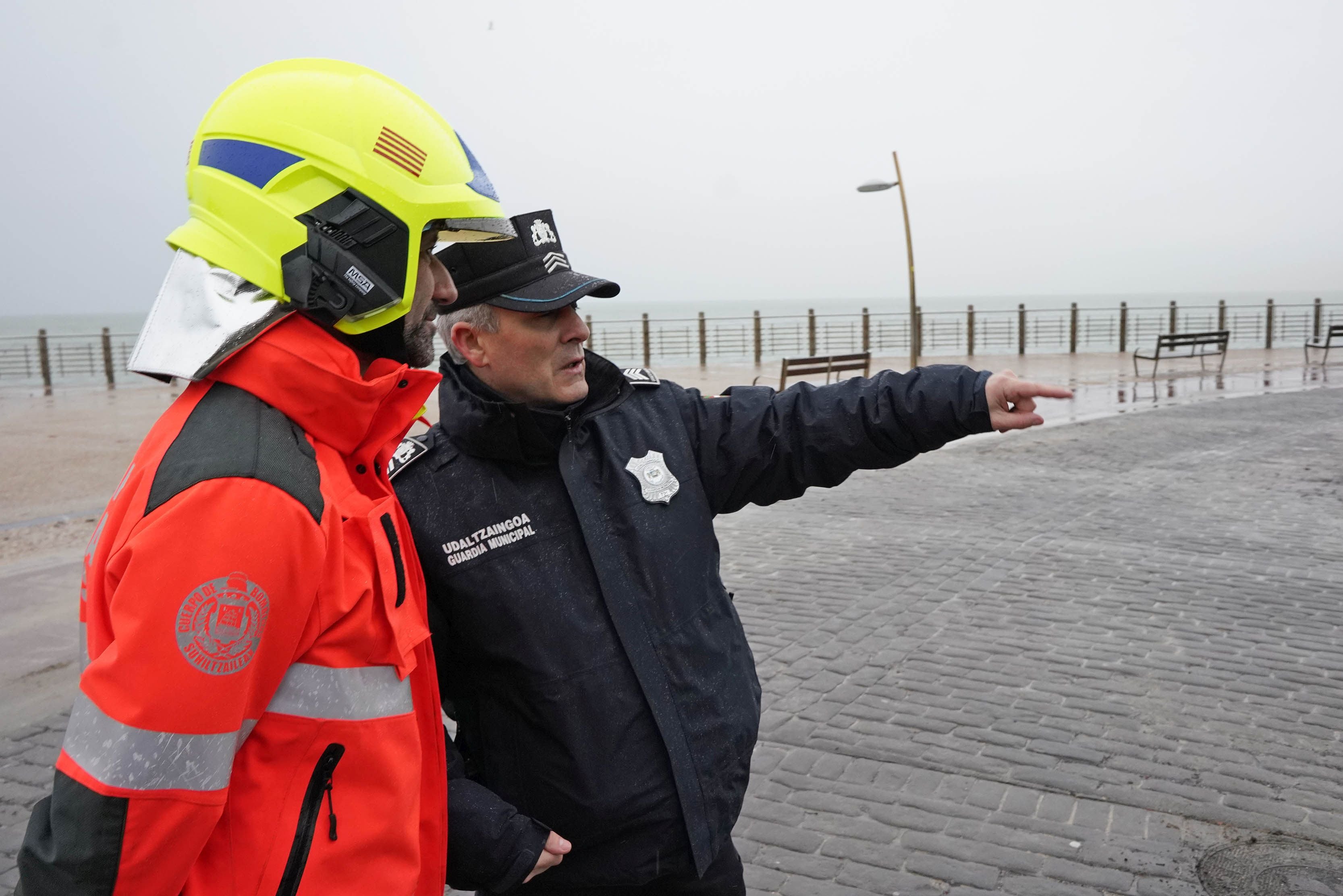El viento y el oleaje no han pasado desapercibidos por San Sebastián y han causado daños en el Paseo Nuevo de la capital guipuzcoana.