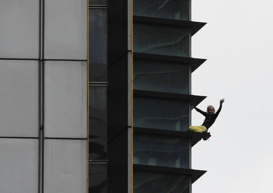 Alain Robert, más conocido como «French Spiderman» («el Hombre Araña francés»), es un deportista escalador de montaña, que saltó a la fama al subir fachadas de edificios emblemáticos sin más herramientas que sus manos y pies. En esta ocasión ha escalado un edificio de Filipinas. 