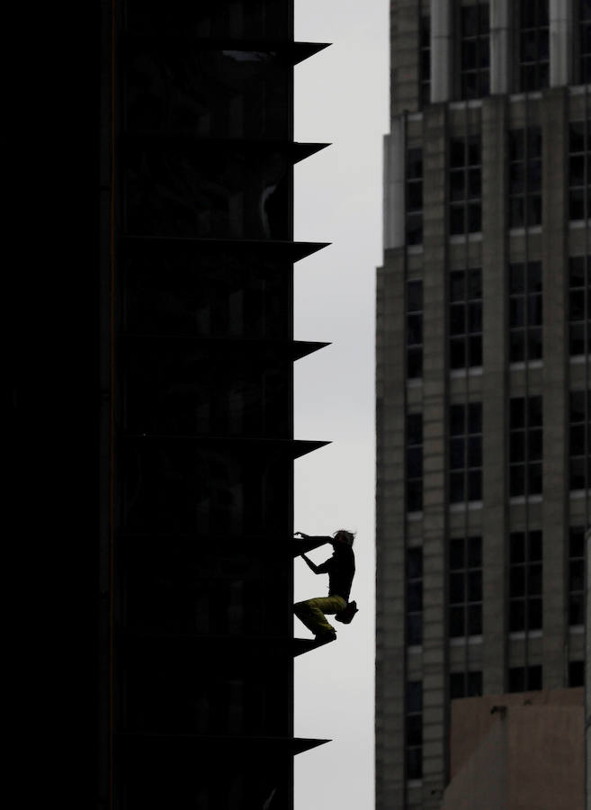 Alain Robert, más conocido como «French Spiderman» («el Hombre Araña francés»), es un deportista escalador de montaña, que saltó a la fama al subir fachadas de edificios emblemáticos sin más herramientas que sus manos y pies. En esta ocasión ha escalado un edificio de Filipinas. 