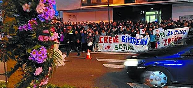Cientos de personas se reunieron en Zabalgana. 