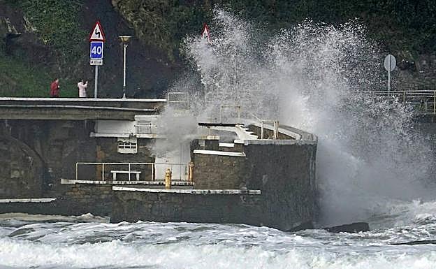 Galería. Bellas estampas en Zarautz por las olas.
