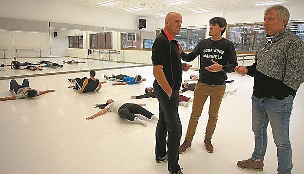 Bailarines de Dantzaz Konpainia ensayando en Dantzagunea y, en primer plano, Josu Mujika, Beñat Gereka y Fernando Sáenz de Ugarte.