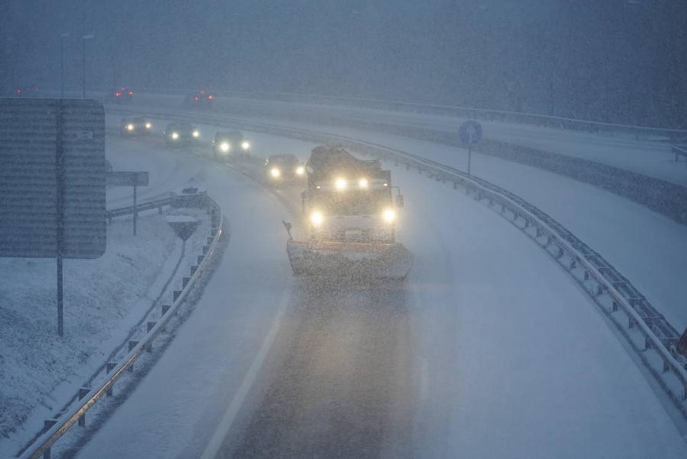 Los primeros copos de nieve han llegado esta mañana a la A-15 en Pagozelai