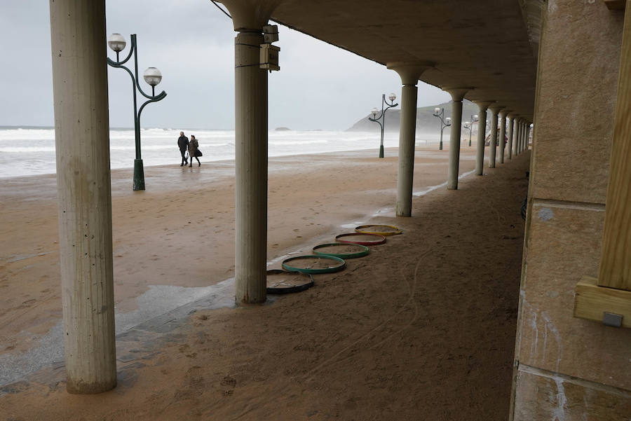 El oleaje no ha sido este miércoles tan fuerte en Zarautz pero el embate ha dejado bellas estampas.