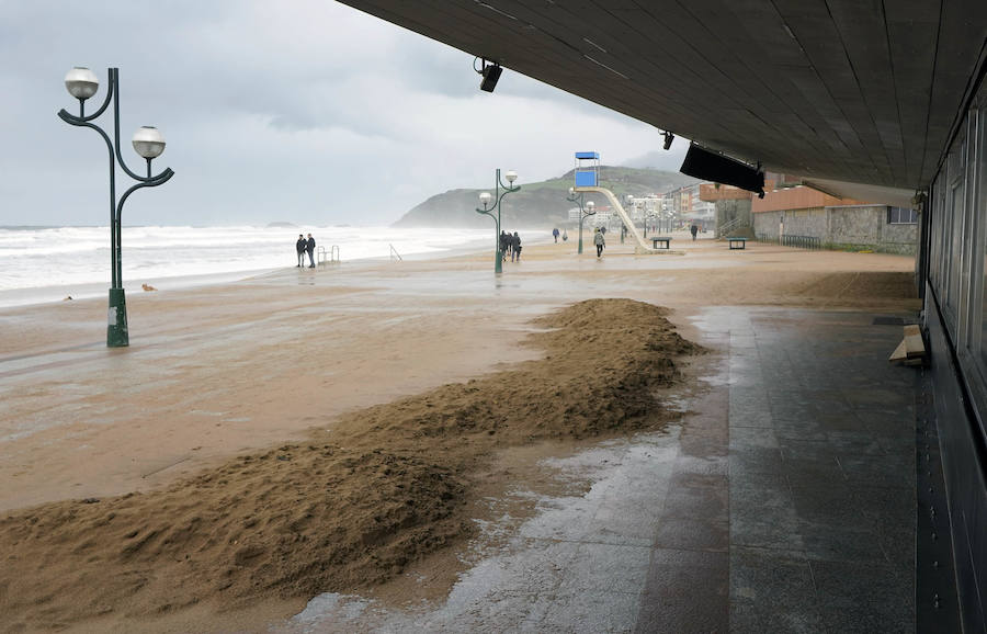 El oleaje no ha sido este miércoles tan fuerte en Zarautz pero el embate ha dejado bellas estampas.