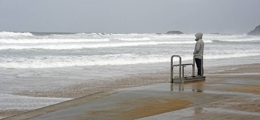 El oleaje no ha sido este miércoles tan fuerte en Zarautz pero el embate ha dejado bellas estampas.