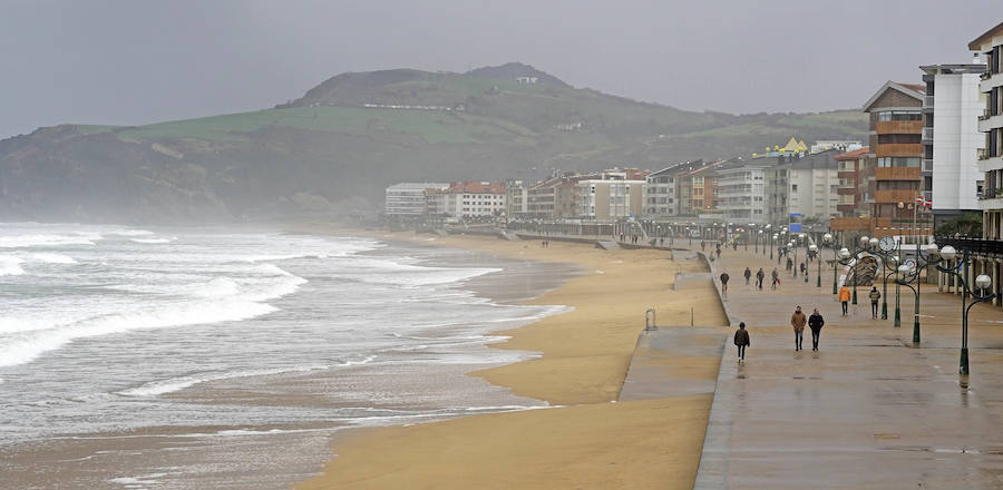 El oleaje no ha sido este miércoles tan fuerte en Zarautz pero el embate ha dejado bellas estampas.
