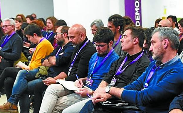 Lander Martínez, en el centro, en la reunión de ayer.