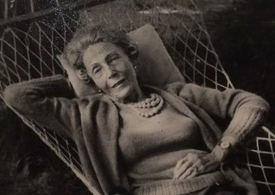 Imagen secundaria 1 - En la imagen superior, María Ana retratada a los 40 años. En las inferiores, fotografiada con 70, y un ejemplar de 'Cuna vasca' dedicado a Arantzazu Ametzaga.