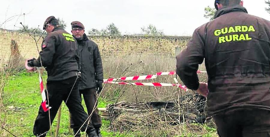 Guardas rurales ponen perímetros a un pozo ilegal detectado en un terreno.