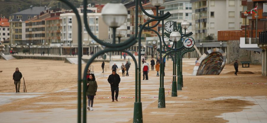 La llegada de la borrasca 'Helena' activa las alertas en todos los frentes. Olas, lluvia, viento y nieve azotarán, con diferente intensidad, las comarcas del interior o la costa de Gipuzko