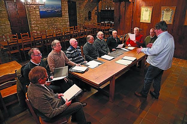 Un momento del ensayo del Otxote Eguzkilore, en los locales de la Gastronómica, dirigidos por Xabier Rincón. 