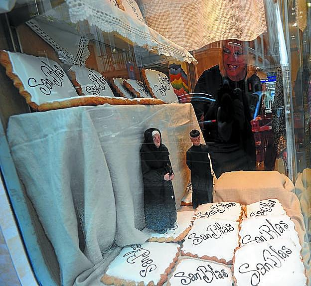 Dulce. Los escaparates de las pastelerías se abren estos días al manto blanco de San Blas. 