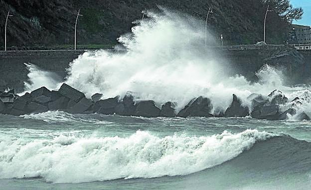 Las olas golpearon ayer con fuerza contra la escollera del Paseo Nuevo donostiarra. 