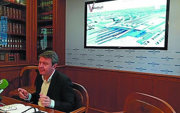 Coordinada. Santano explicó ayer las implicaciones del anteproyecto de la estación para el futuro de Vía Irun.