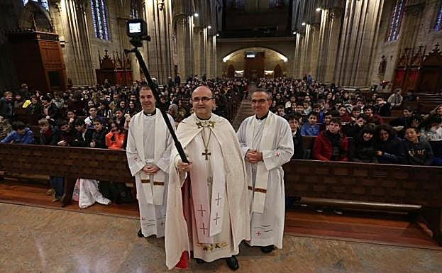 El obispo Munilla se hace un 'selfie' en el Buen Pastor, repleto de estudiantes