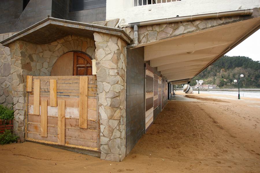 Los locales del malecón de Zarautz se han reforzado para soportar el fuerte oleaje.