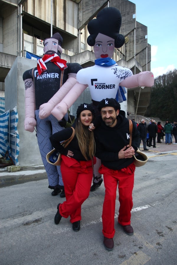 Los aficionados se acercan a Anoeta y toman el barrio de Amara para animar a la Real Sociedad. 