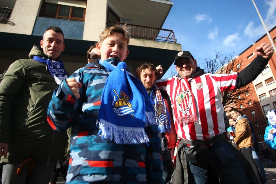 Los aficionados se acercan a Anoeta y toman el barrio de Amara para animar a la Real Sociedad. 