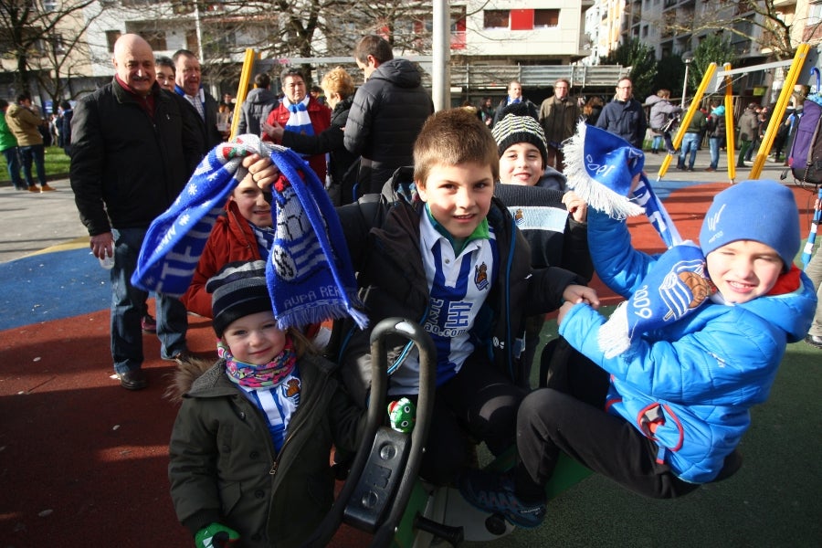 Los aficionados se acercan a Anoeta y toman el barrio de Amara para animar a la Real Sociedad. 
