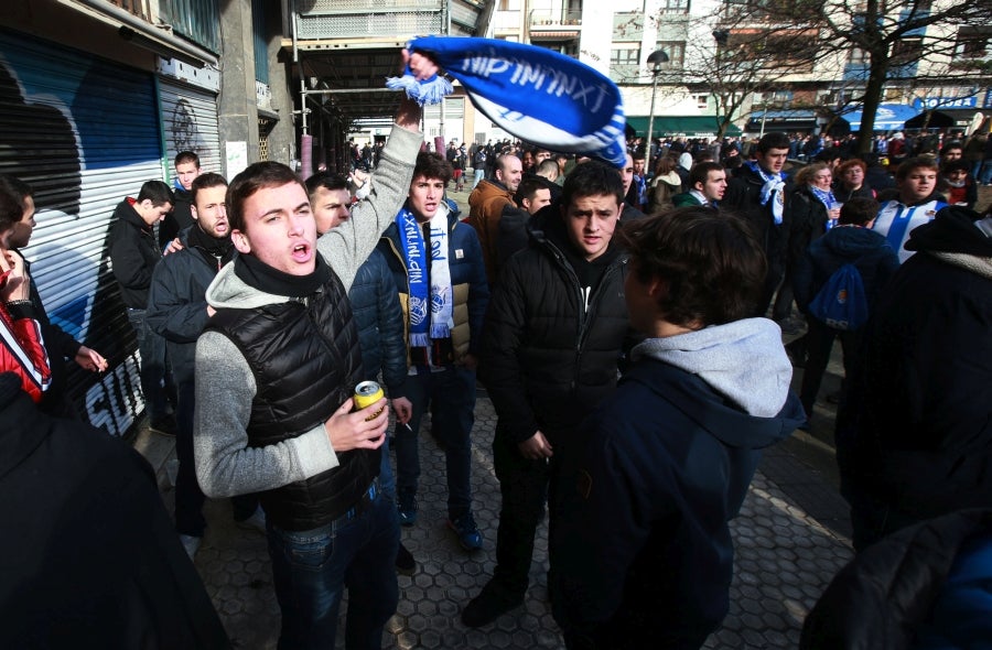 Los aficionados se acercan a Anoeta y toman el barrio de Amara para animar a la Real Sociedad. 