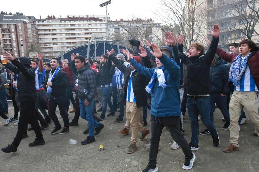 Los aficionados se acercan a Anoeta y toman el barrio de Amara para animar a la Real Sociedad. 
