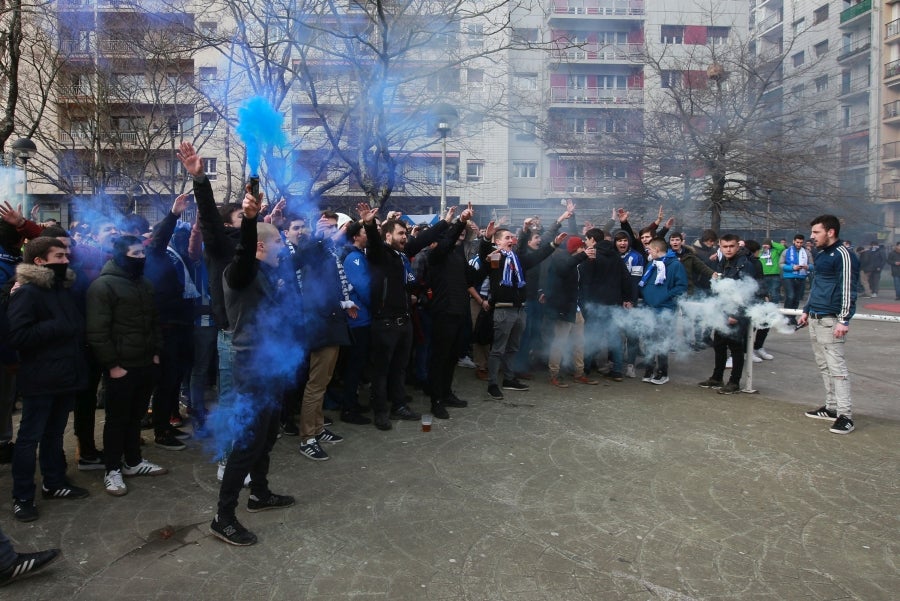 Los aficionados se acercan a Anoeta y toman el barrio de Amara para animar a la Real Sociedad. 