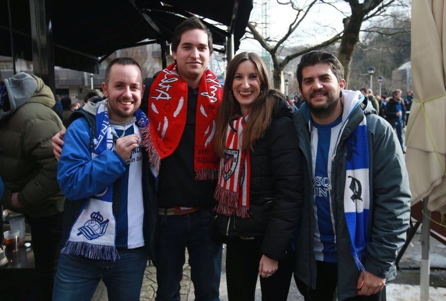 Los aficionados se acercan a Anoeta y toman el barrio de Amara para animar a la Real Sociedad. 
