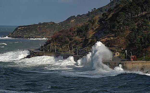 Galería. Impresionantes olas en Donsotia.