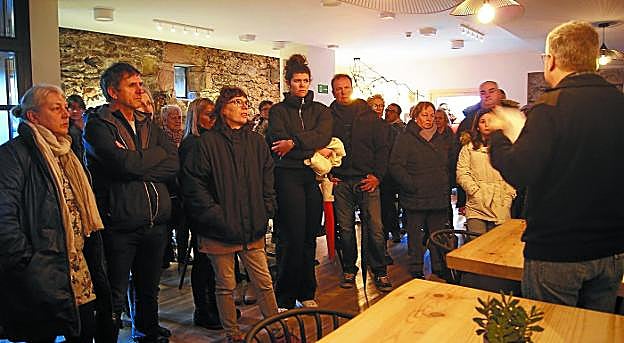 Joseba Etxarri explica la historia del caserío Unanue-Zar y del proyecto del Hotel Heredad de Unanue a los vecinos de Añorga.