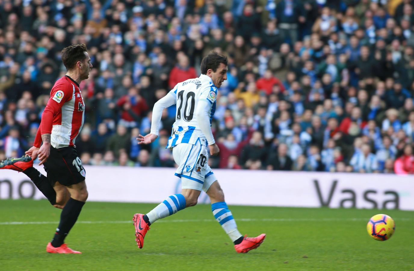 Las mejores imágenes del derbi entre la Real Sociedad y el Athletic en Anoeta. 