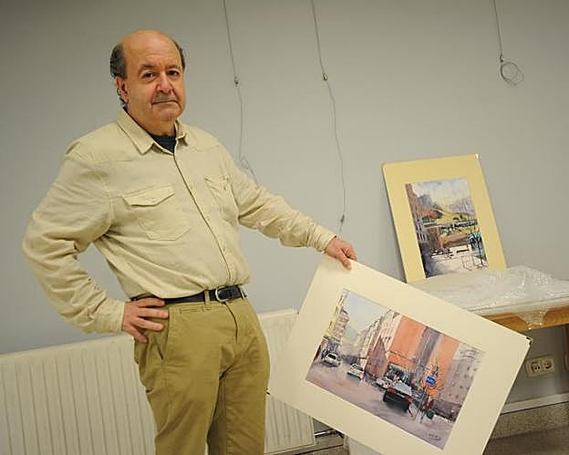 Autor. Óscar García Guisasola con algunas de las pinturas que ya se exponen en Untzaga.