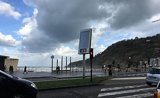 Termómetro torcido por el viento en la avenida Zurriola