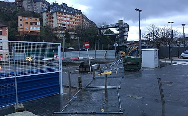 Vallas de las obras del Metro caídas y contenedores desplazados en el barrio del Antiguo de Donostia