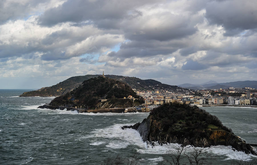 El fuerte oleaje ha dejado bellas estampas este sábado en San Sebastián.