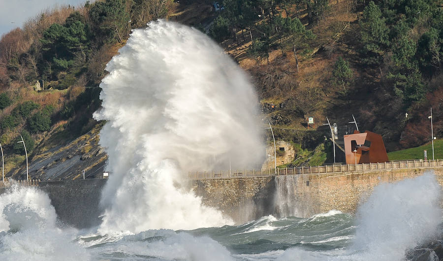 El fuerte oleaje ha dejado bellas estampas este sábado en San Sebastián.
