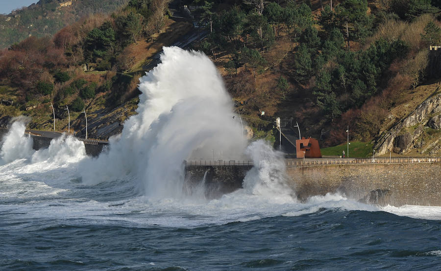 El fuerte oleaje ha dejado bellas estampas este sábado en San Sebastián.