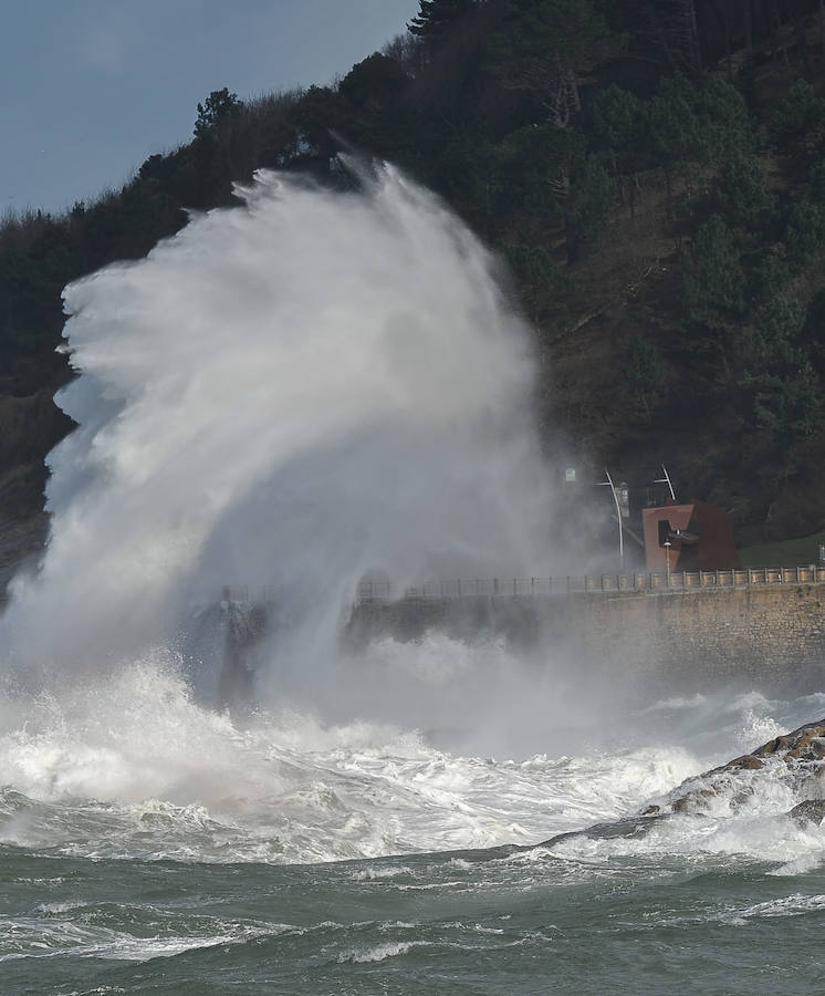 El fuerte oleaje ha dejado bellas estampas este sábado en San Sebastián.