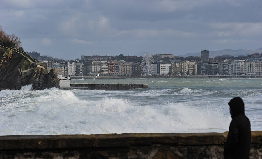 El fuerte oleaje ha dejado bellas estampas este sábado en San Sebastián.