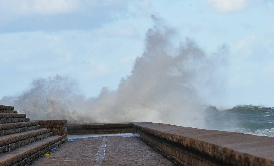 El fuerte oleaje ha dejado bellas estampas este sábado en San Sebastián.