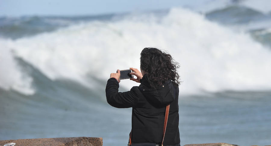 El fuerte oleaje ha dejado bellas estampas este sábado en San Sebastián.