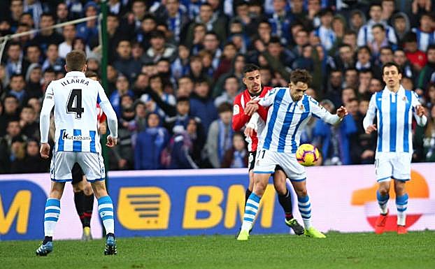 Januzaj intenta hacerse con el control del balón, el sábado en Anoeta. 
