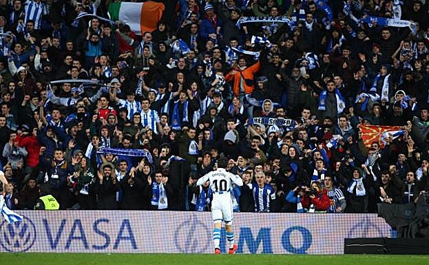 Oyarzabal celebra su gol en el derbi con la afición