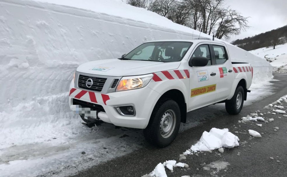 Los operarios se mostraron sorprendidos por la gran cantidad de nieve acumulada en los último kilómetros que une Lekunberri hasta San Miguel