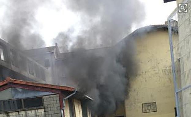 Hospitalizado un joven tras un incendio en un centro de iniciación profesional de Bermeo