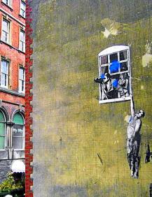 Imagen secundaria 2 - Arriba, local situado en Cheltenham Road.A la izquierda, grafiti 'La chica de la perla' de Banksy. A la derecha, grafiti 'Hombre colgado de la ventana' de Banksy.