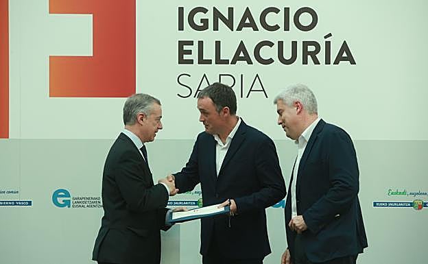 El lehendakari hace entrega al periodista Mikel Ayestaran el premio Ignacio Ellacuría en la Lehendakaritza.